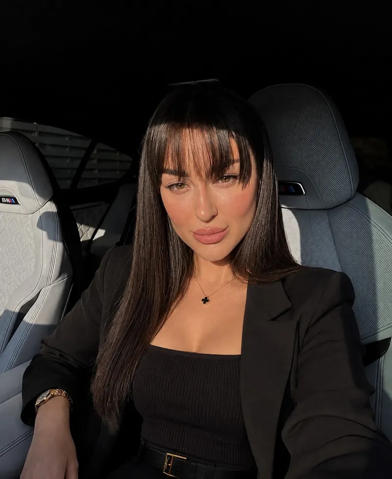 İrem Erkutlu siyah blazer ceketle