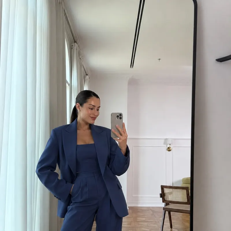 İrem Erkutlu lacivert takım elbiseyle