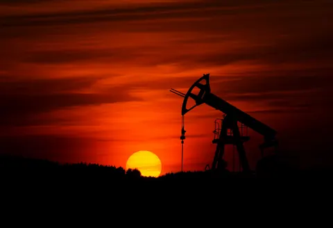 Gün batımında petrol pompası